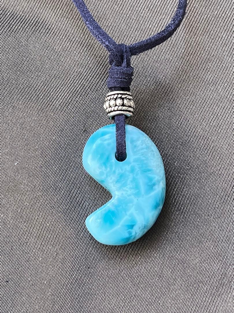 天然石ラリマー☆高品質！勾玉ペンダント☆ラリマーらしい模様が美しい！革紐付き