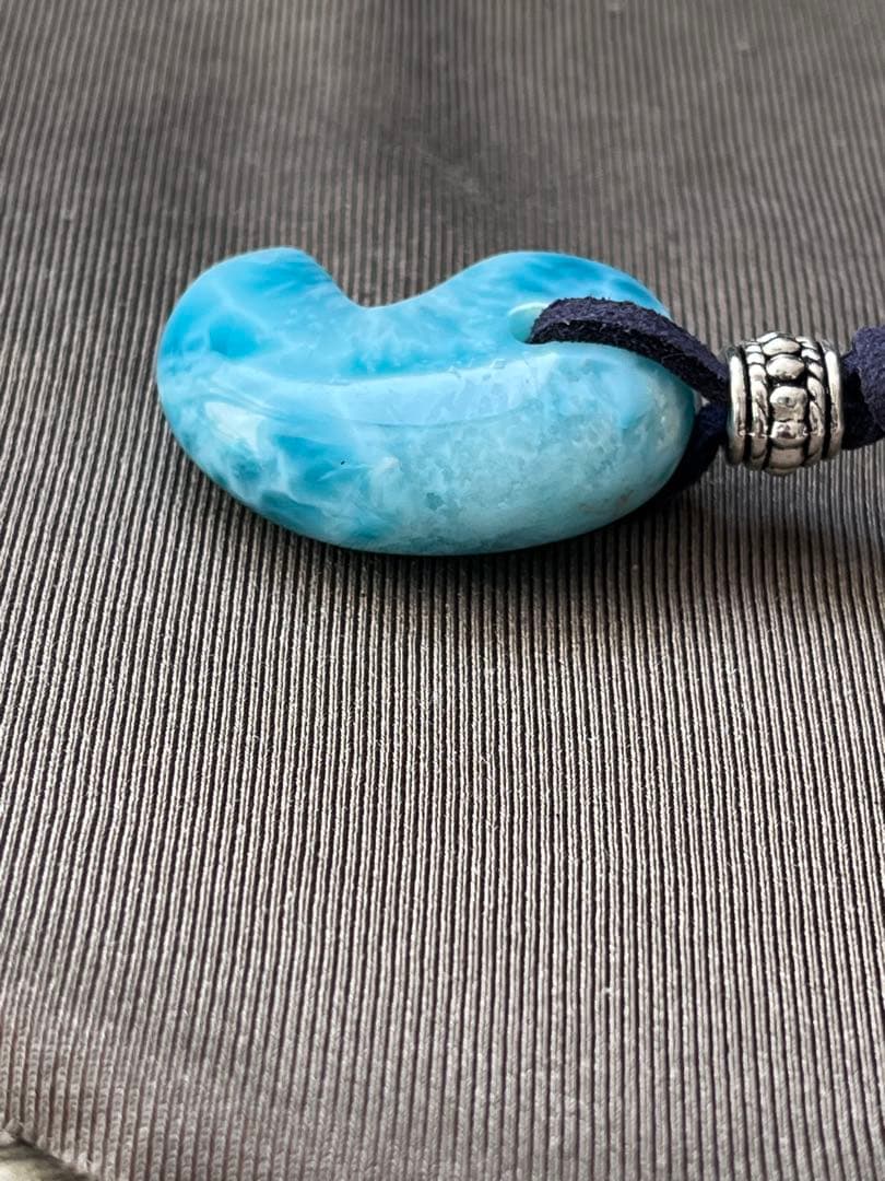 天然石ラリマー☆高品質！勾玉ペンダント☆ラリマーらしい模様が美しい！革紐付き