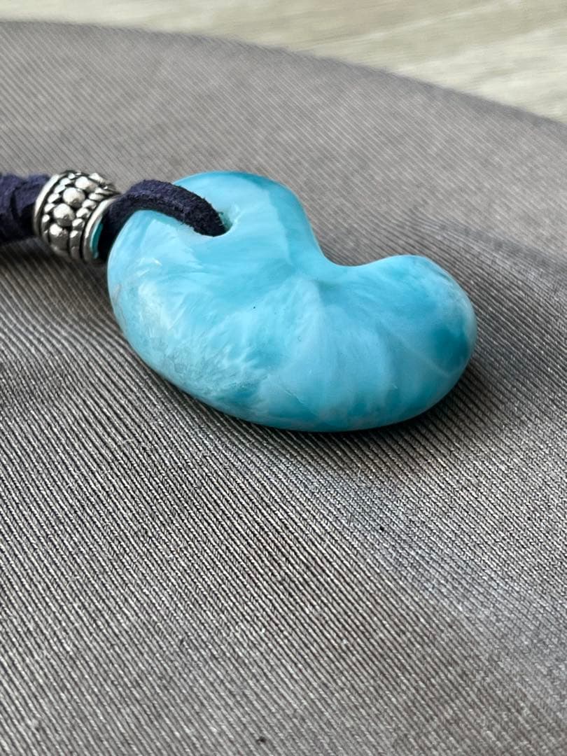 天然石ラリマー☆高品質！勾玉ペンダント☆ラリマーらしい模様が美しい！革紐付き