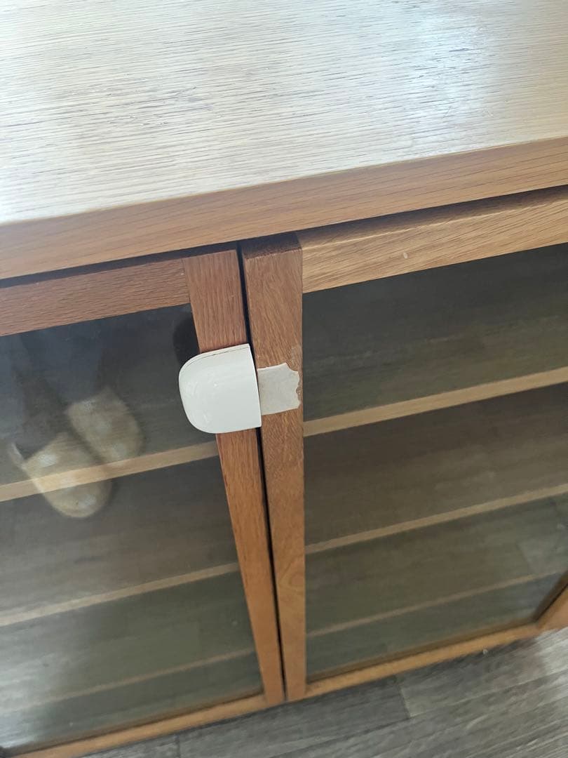 木製ガラス扉キャビネット 4段棚