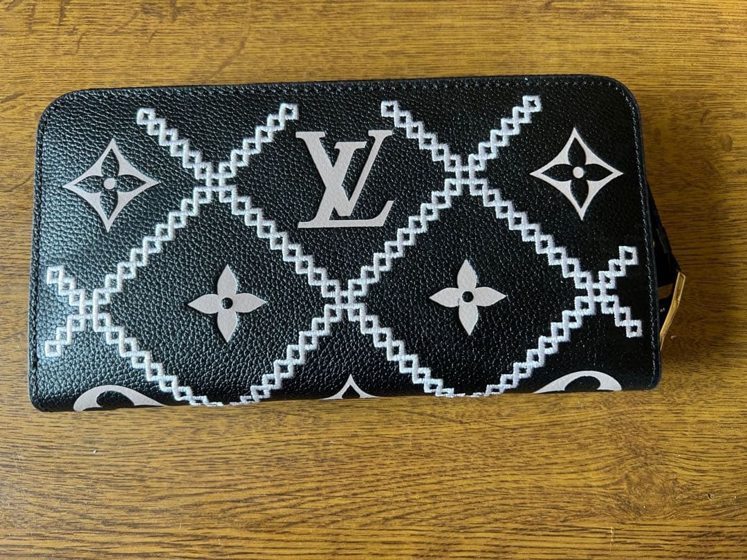 ノベルティ長財布