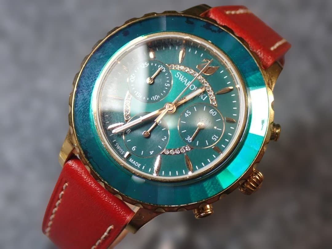 ●SWAROVSKI●グリーンフェイスクロノグラフ●赤のレザーベルト●美品稼 働