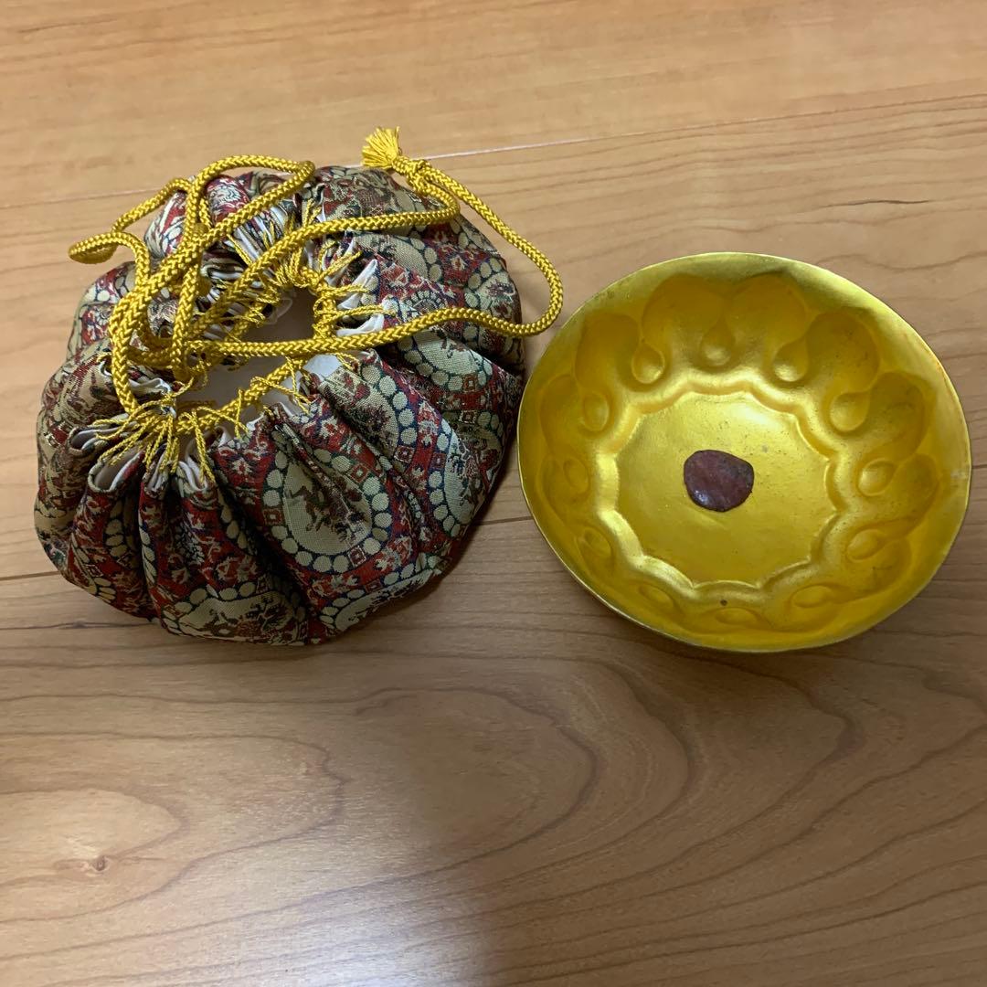 金色 彫刻模様 丸型工芸品