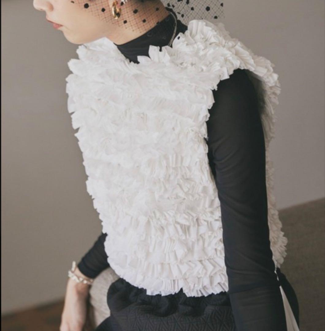 PERNA フリルデザイン ホワイトベスト