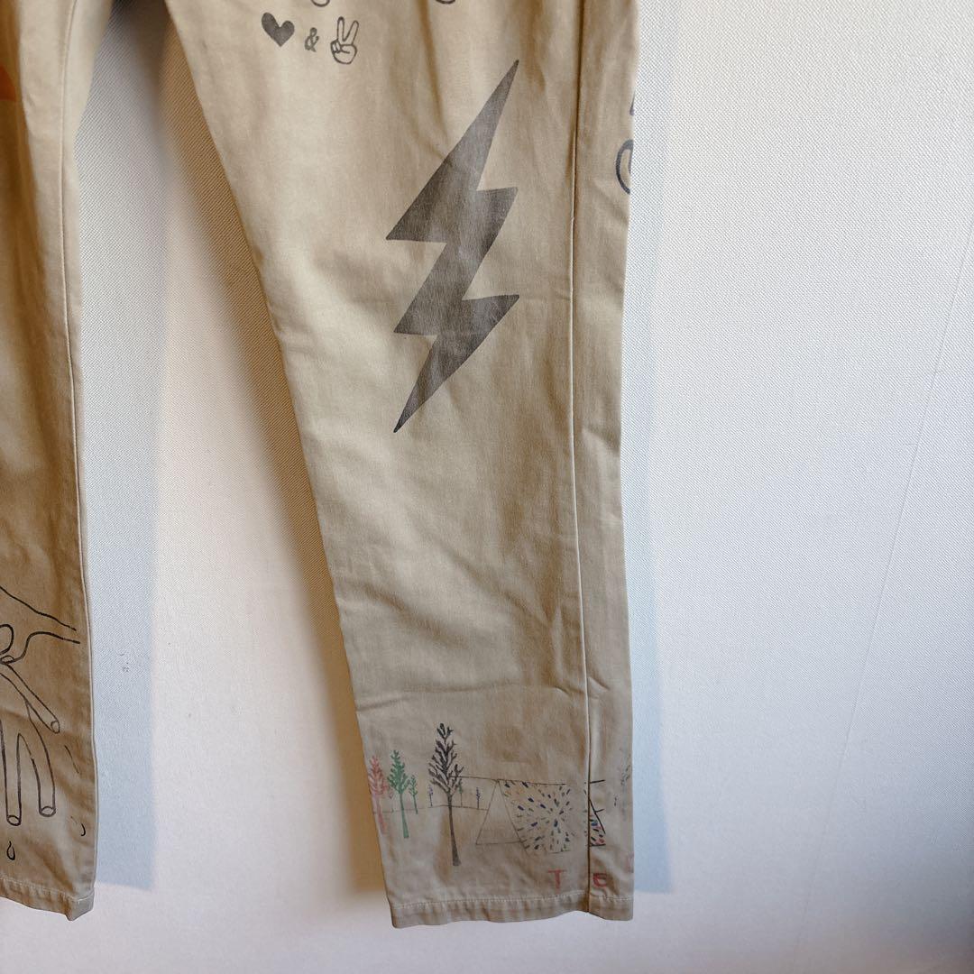 5825レミレリーフ チノパン 落書きプリント　日本製　メンズ　個性的　コットン