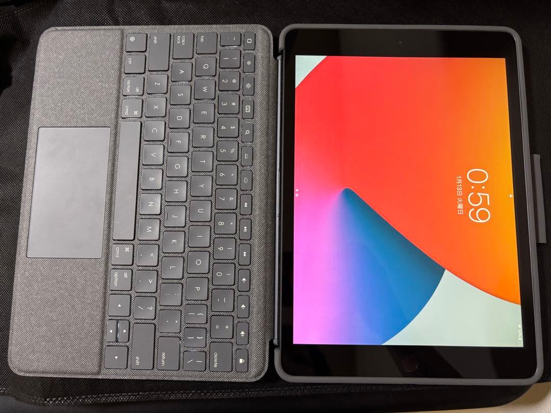 iPad 第8世代 シルバー キーボード付きケース