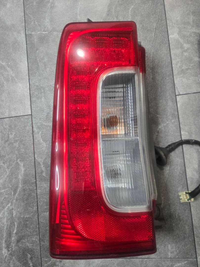 LA600S 　ダイハツ　タント　テールランプ