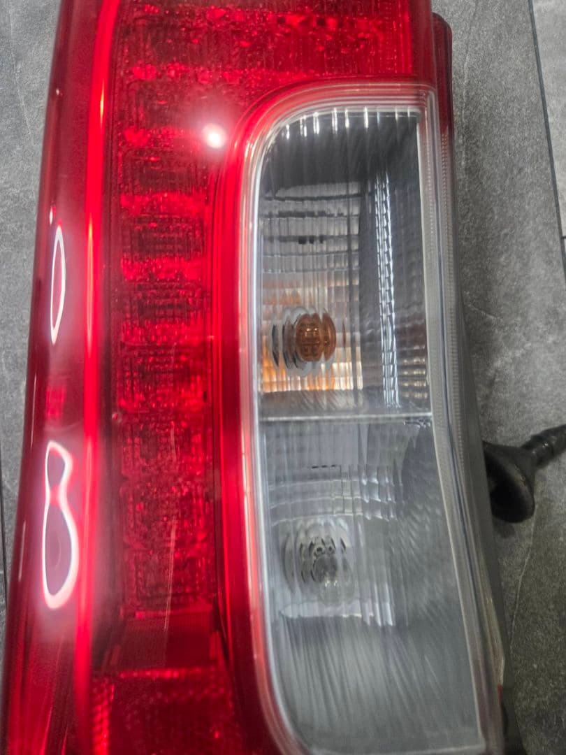 LA600S 　ダイハツ　タント　テールランプ