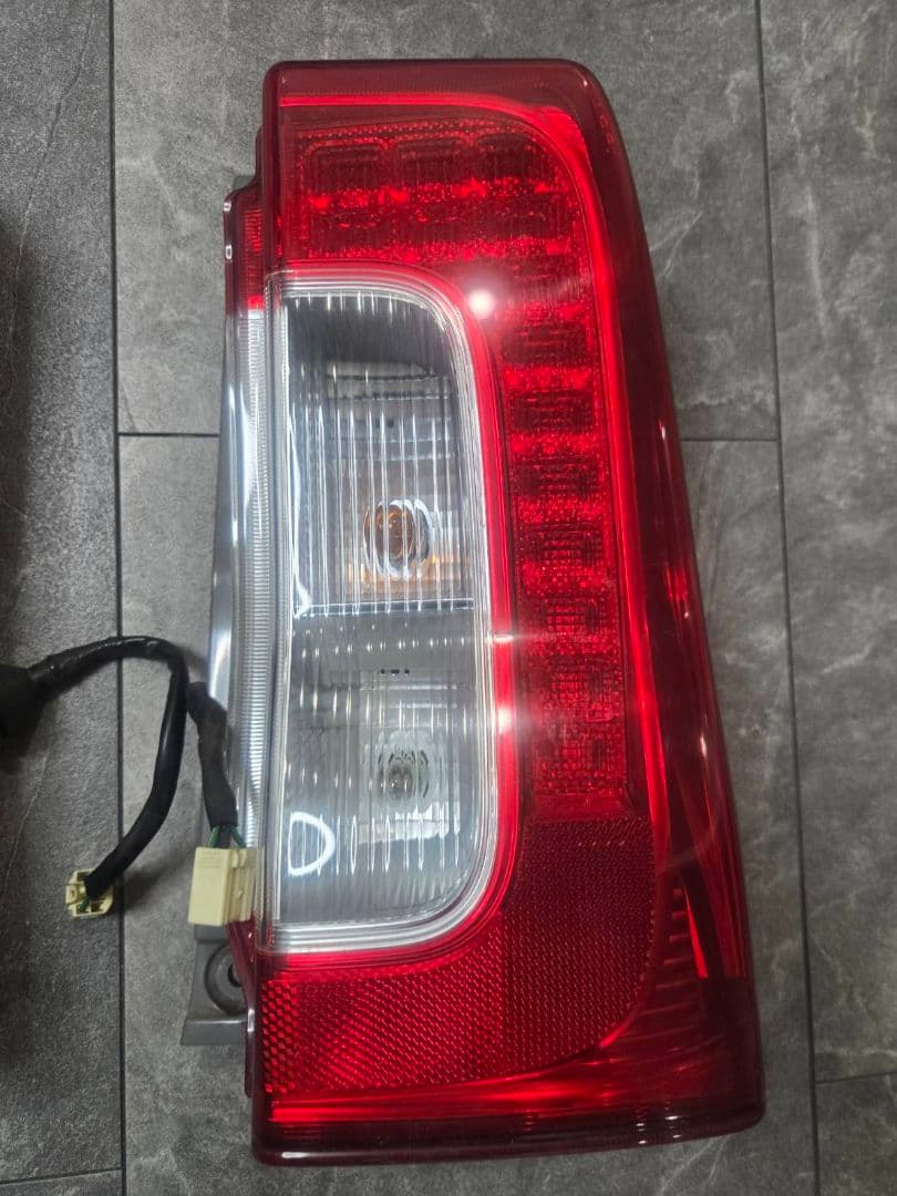 LA600S 　ダイハツ　タント　テールランプ