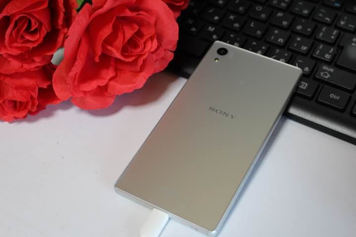 ほとんど使用なし　ソフトバンク Xperia Z5. シルバー