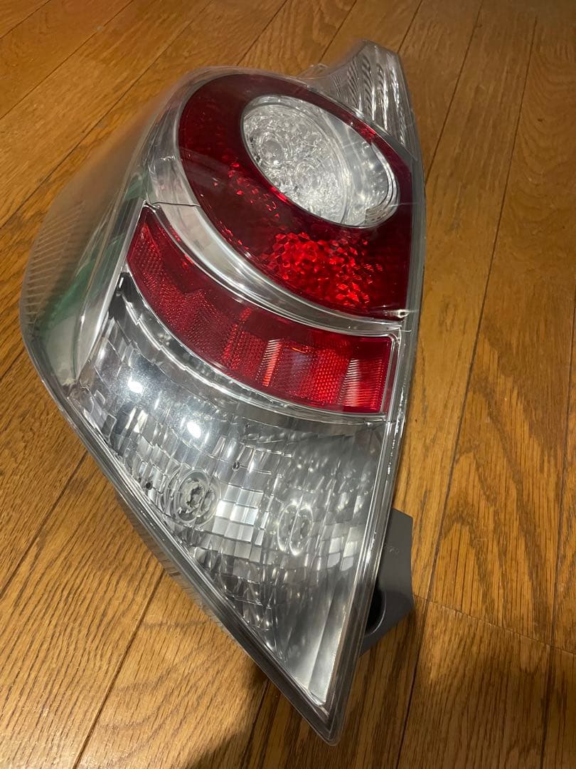 アクア　前期　テールランプ　NHP10 左のみ
