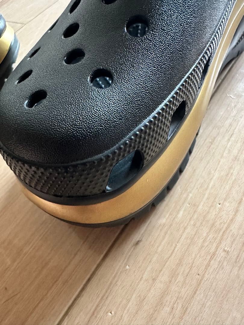 crocs MEGA CRUSH LLIC CLOG ブラック/ゴールド