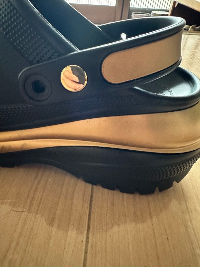 crocs MEGA CRUSH LLIC CLOG ブラック/ゴールド