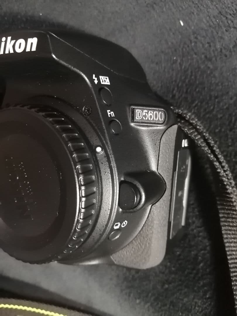 中古美品　Nikon D5600 デジタル一眼レフカメラ　ダブルズームキット