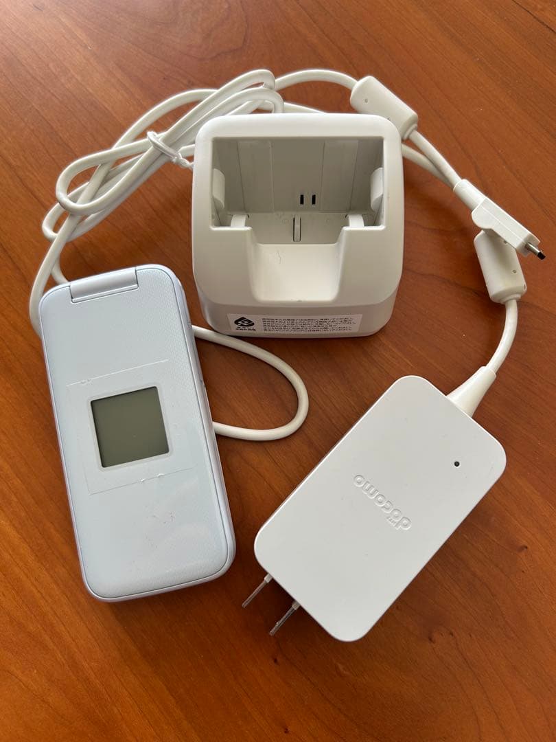 ガラホ　F-01M ホワイト 携帯電話 充電器付き