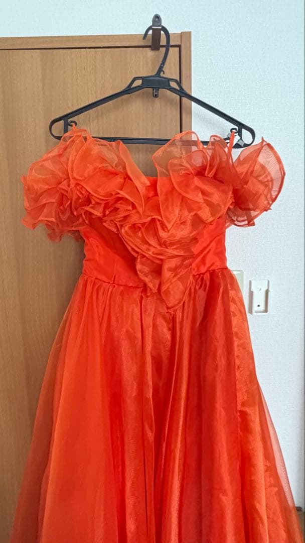 オレンジ ビタミンカラー フリル付きオフショルダー ウェディングドレス Mサイズ