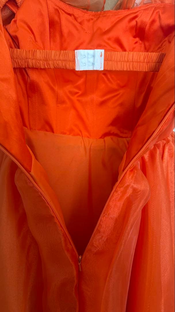 オレンジ ビタミンカラー フリル付きオフショルダー ウェディングドレス Mサイズ