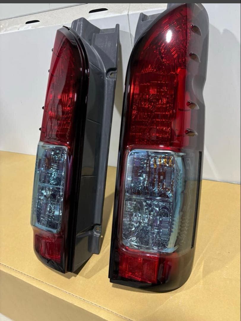 【ハイエース 200系純正 テールライトのスモーク 塗装品】
