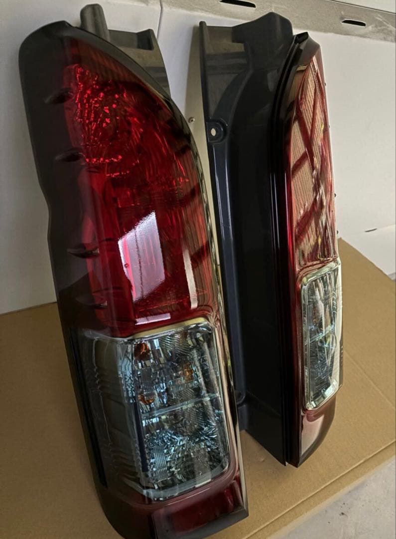 【ハイエース 200系純正 テールライトのスモーク 塗装品】