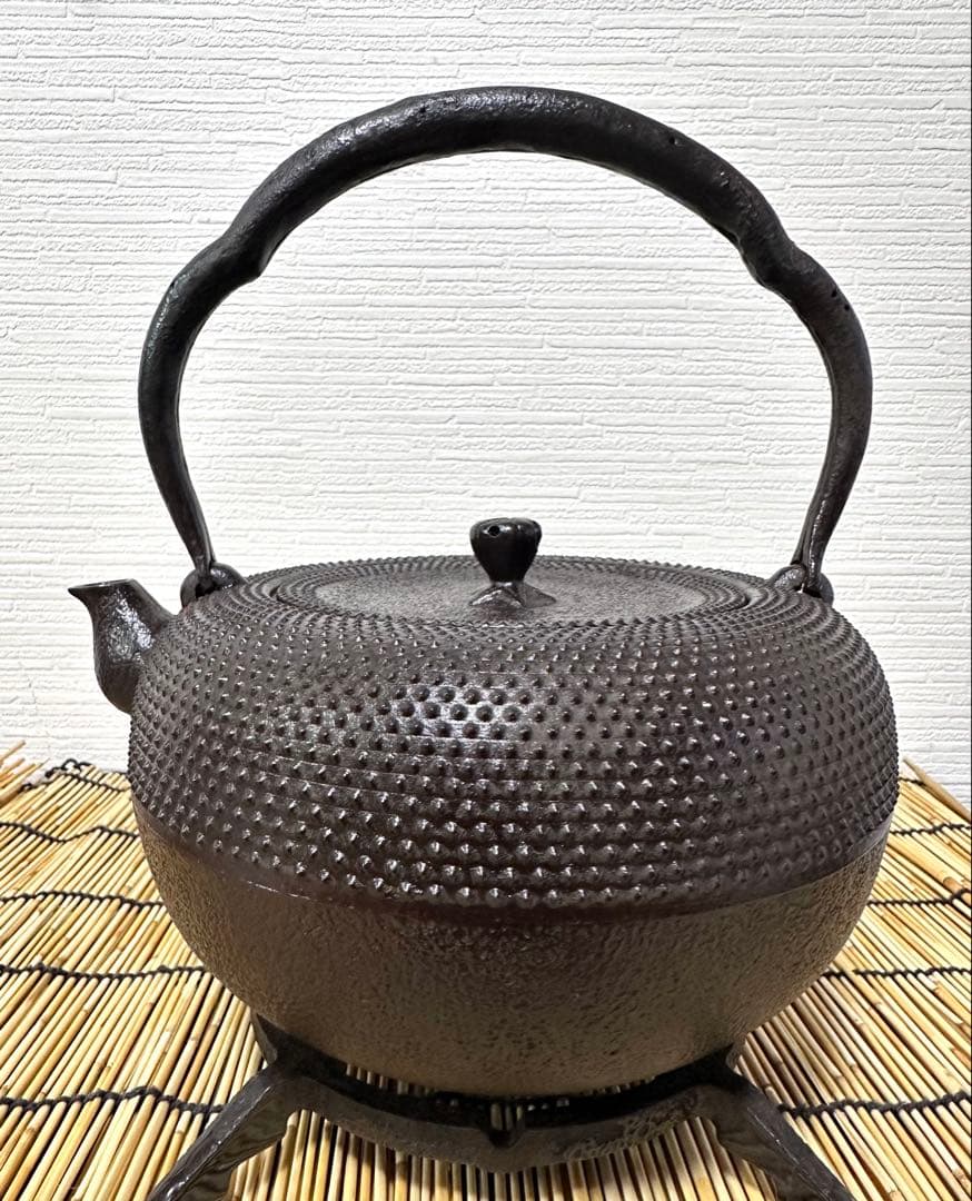 未使用、栞、タグ付 金澤鶴斎(千代吉)造 南部形２０型 姥口アラレ　南部鉄瓶