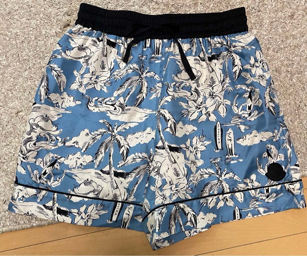 モンクレール　シルクショートパンツ