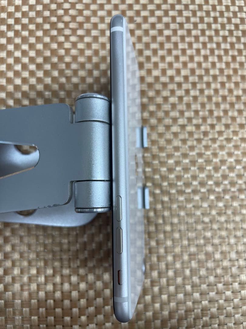 iPhone SE第3世代 64 GBスターライトSIMフリー【4704】