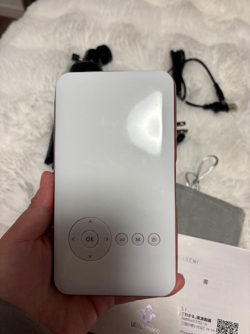 スマホ型プロジェクター　KABE-NI