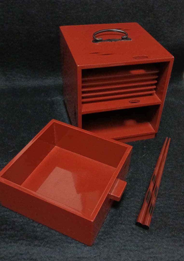赤い漆器重箱 収納式 皿・箸付き