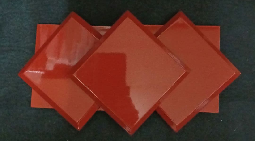 赤い漆器重箱 収納式 皿・箸付き