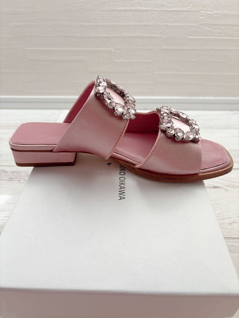 ツルバイマリコオイカワ　ビジュー バックルサンダル　ピンク