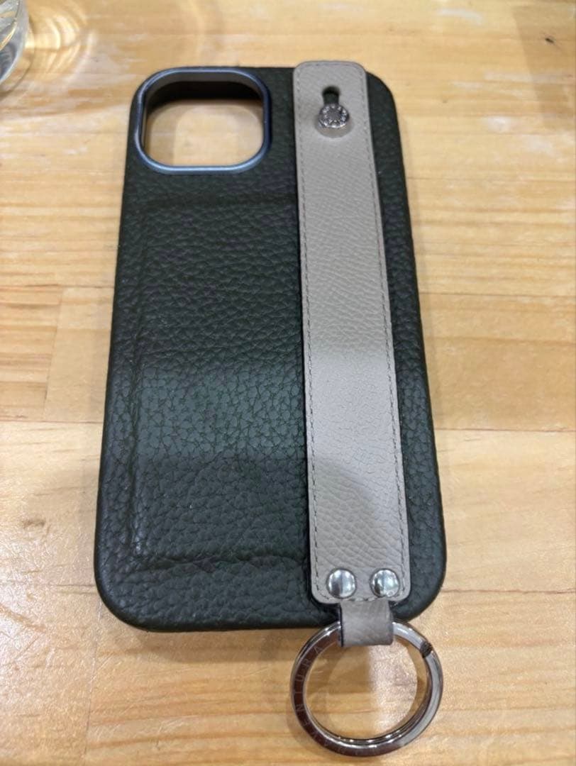 ボナベンチュラ　iPhone 15 ハンドル付きケース オリーブグリーン