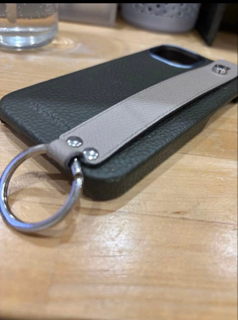 ボナベンチュラ　iPhone 15 ハンドル付きケース オリーブグリーン