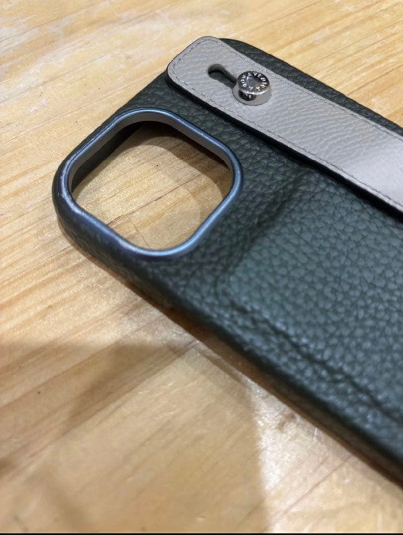 ボナベンチュラ　iPhone 15 ハンドル付きケース オリーブグリーン