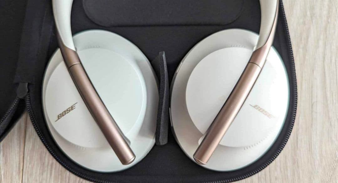 ボーズ ワイヤレスヘッドフォン Bose NC700 ケース付き、白、新品同様