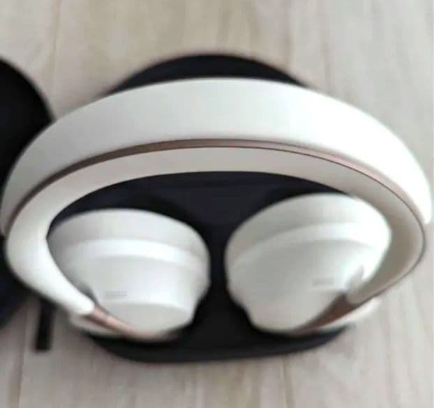 ボーズ ワイヤレスヘッドフォン Bose NC700 ケース付き、白、新品同様