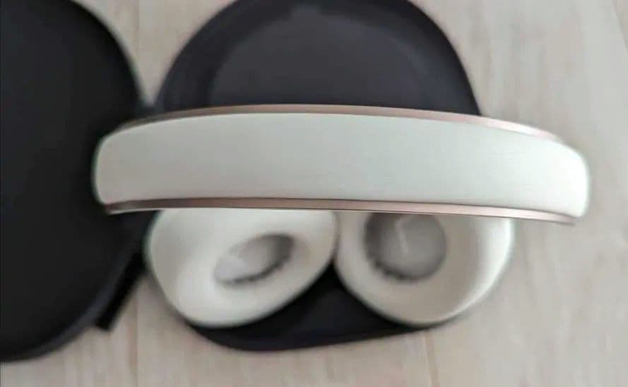 ボーズ ワイヤレスヘッドフォン Bose NC700 ケース付き、白、新品同様