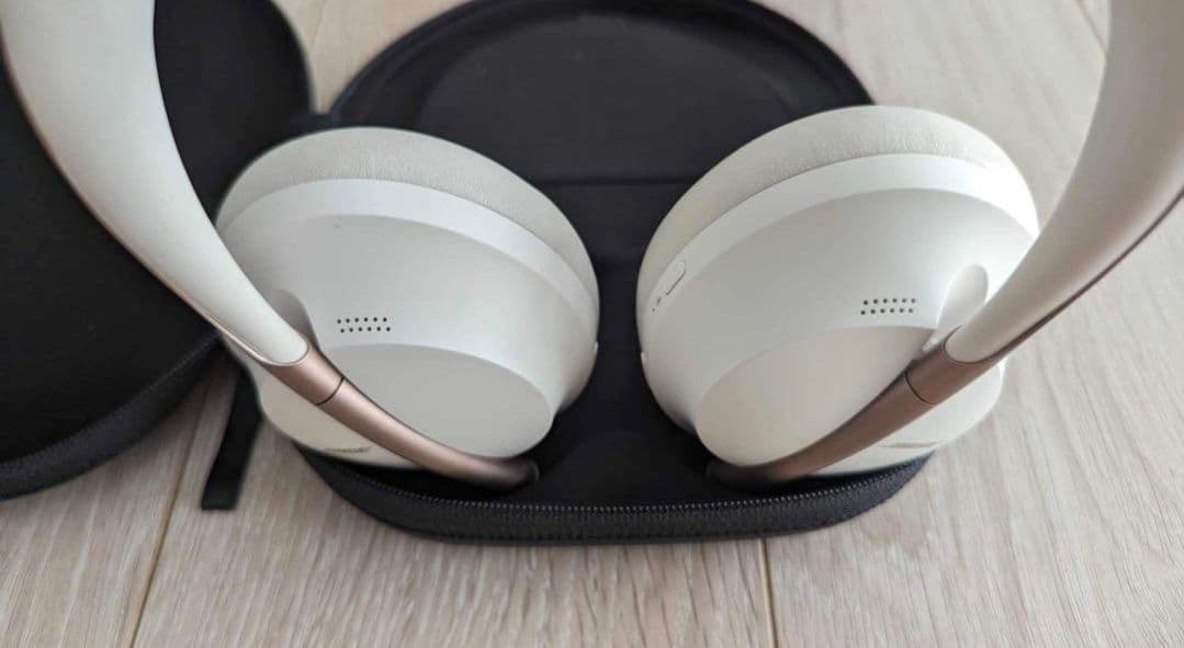 ボーズ ワイヤレスヘッドフォン Bose NC700 ケース付き、白、新品同様