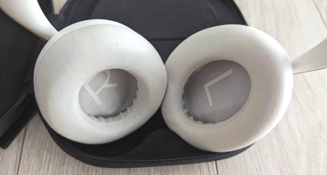 ボーズ ワイヤレスヘッドフォン Bose NC700 ケース付き、白、新品同様