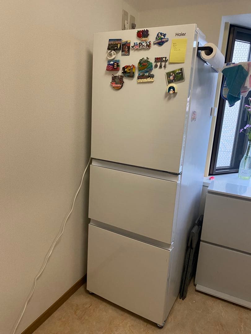 や*ま様 (HURRY 本日の廃棄 )ホワイト 2ドア冷蔵庫 冷凍室下部