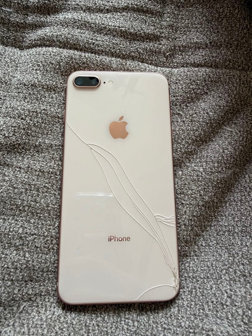 iPhone 8 Plus ゴールドピンク 正面綺麗 背面ひびあり