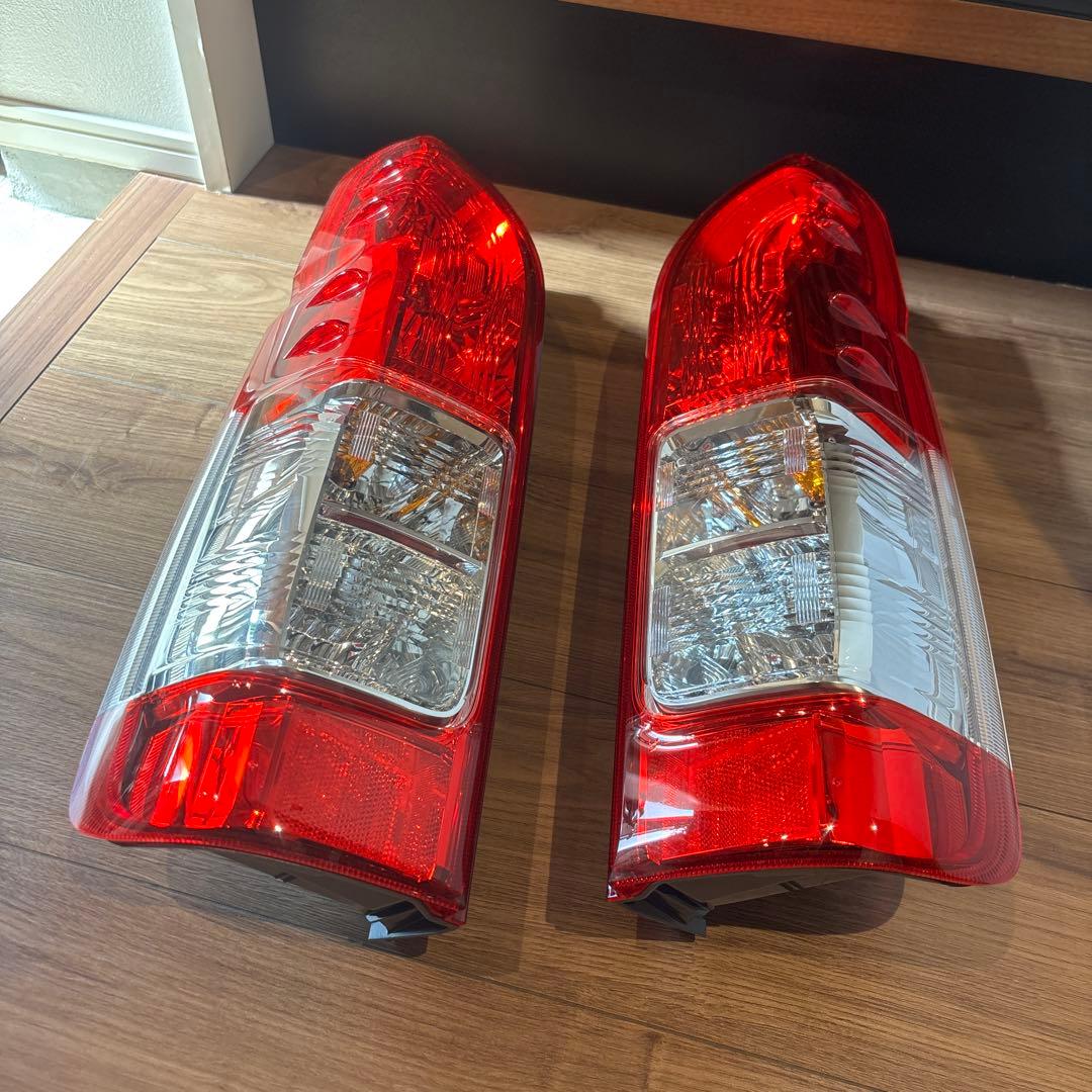 ハイエース　純正　テールランプ 2個セット