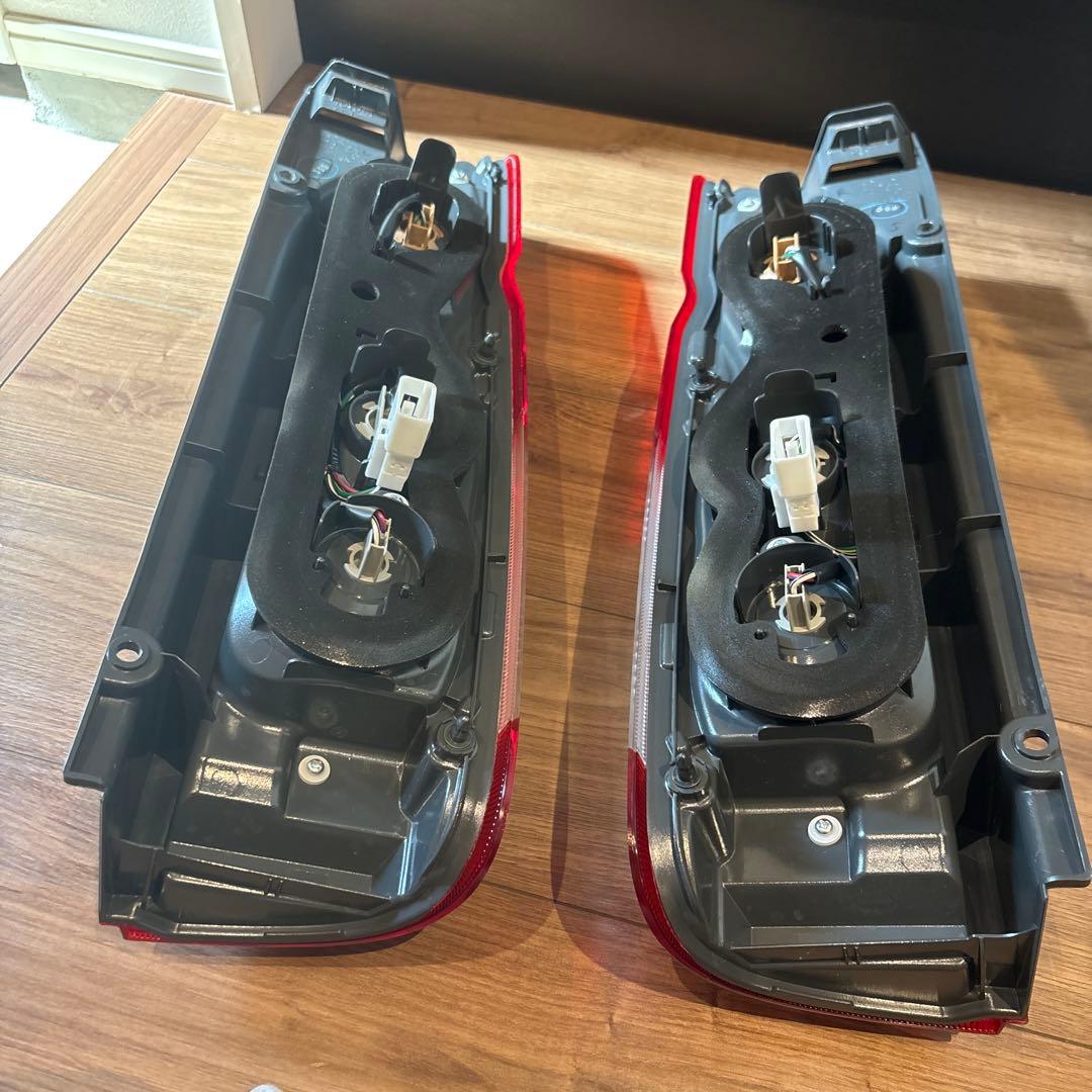 ハイエース　純正　テールランプ 2個セット