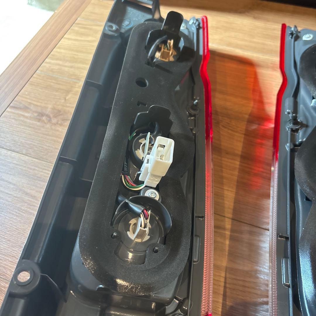 ハイエース　純正　テールランプ 2個セット