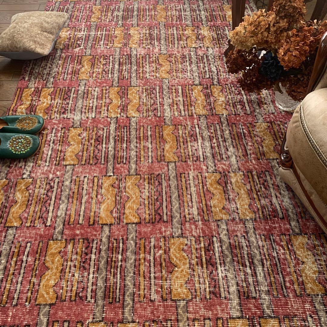 トルコヴィンテージラグ　213×117 レア　ジオメタリック　レトロピンク