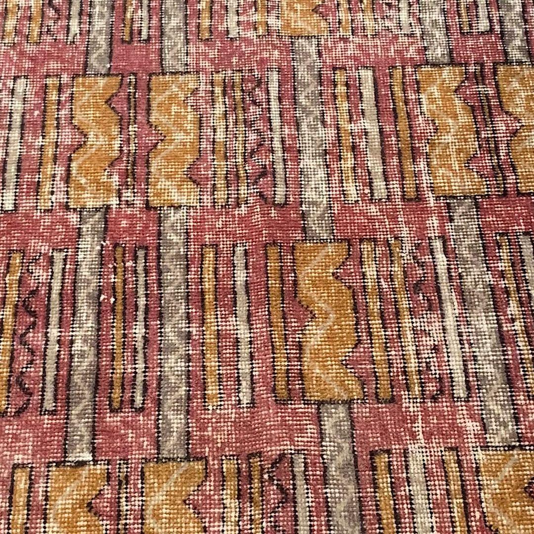 トルコヴィンテージラグ　213×117 レア　ジオメタリック　レトロピンク