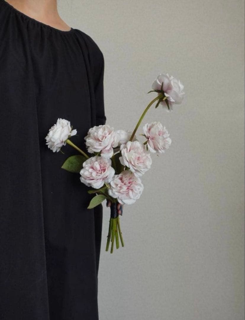 スモーキーピンクローズのシングルブーケ　韓国ブーケ　ウェディングブーケ