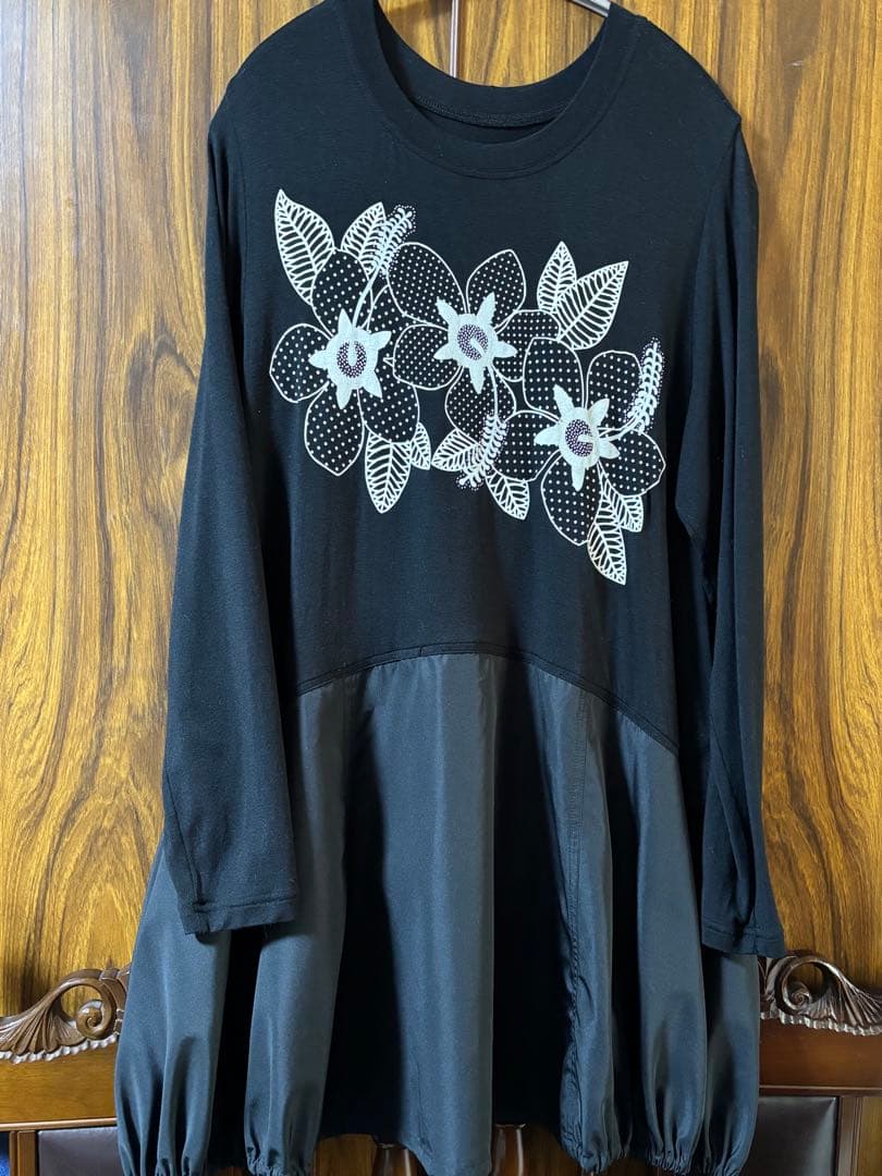 ☆トクコ　白い花プリント黒チュニック