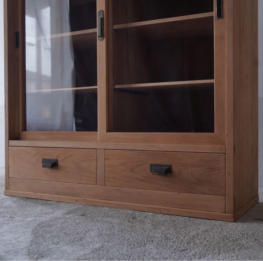 ガラス引戸のキャビネット