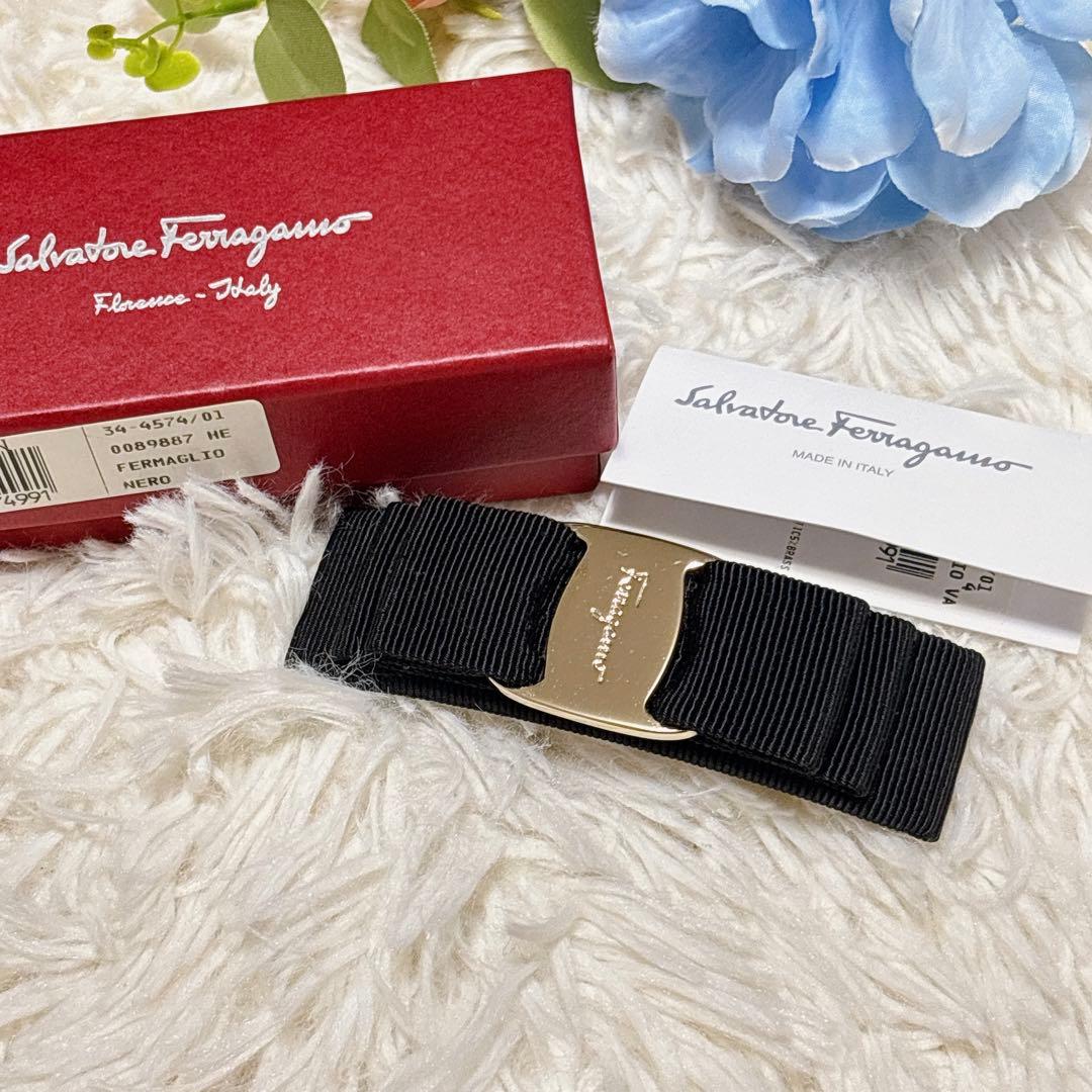 Salvatore Ferragamo フェラガモ　ブラック×ゴールド　バレッタ