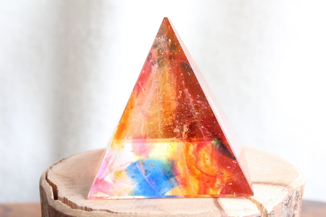 シエラネバダ産アンダラクリスタル　大きめピラミッド　マルチカラー